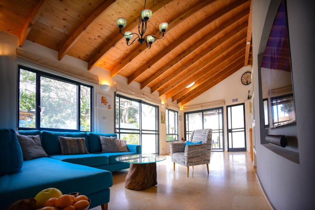 סלון מואר עם תקרה מעץ ועיצוב חמים